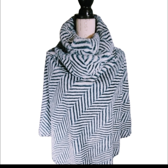 LIB Faux Fur Poncho NWT - Picture 3 of 4